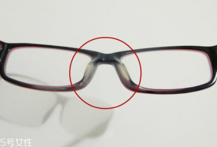 戴眼鏡怎么化妝好看？這么化妝比戴美瞳還美貌