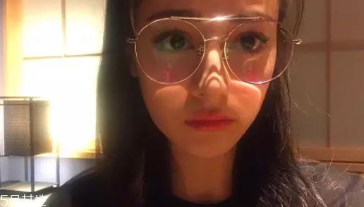戴眼鏡怎么化妝好看？這么化妝比戴美瞳還美貌