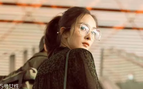 戴眼鏡怎么化妝好看？這么化妝比戴美瞳還美貌