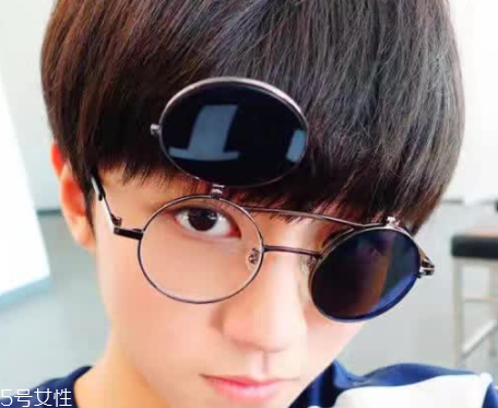 戴眼鏡怎么化妝好看？這么化妝比戴美瞳還美貌