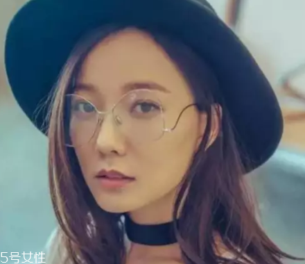 戴眼鏡怎么化妝好看？這么化妝比戴美瞳還美貌