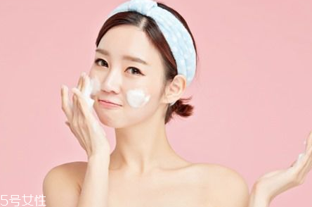 素顏霜和妝前乳一樣嗎 妝前乳跟素顏霜的使用順序 素顏霜和妝前乳一樣嗎 妝前乳跟素顏霜的使用順序