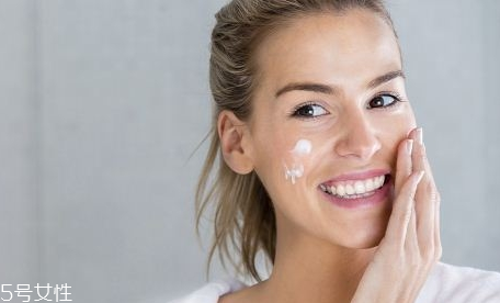 素顏霜和珍珠膏哪個(gè)更好 提亮美白就靠它 素顏霜和珍珠膏哪個(gè)更好 提亮美白就靠它