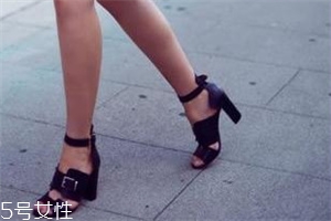 粗跟高跟鞋怎么搭配？春夏必備穿搭