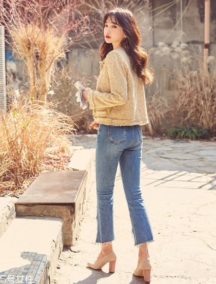 粗跟高跟鞋怎么搭配？春夏必備穿搭