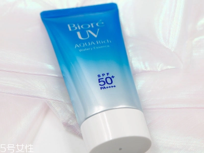 素顏霜和防曬噴霧哪個(gè)先用 正確的護(hù)膚順序 素顏霜和防曬噴霧哪個(gè)先用 正確的護(hù)膚順序