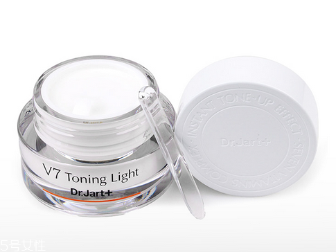 素顏霜和防曬噴霧哪個(gè)先用 正確的護(hù)膚順序 素顏霜和防曬噴霧哪個(gè)先用 正確的護(hù)膚順序