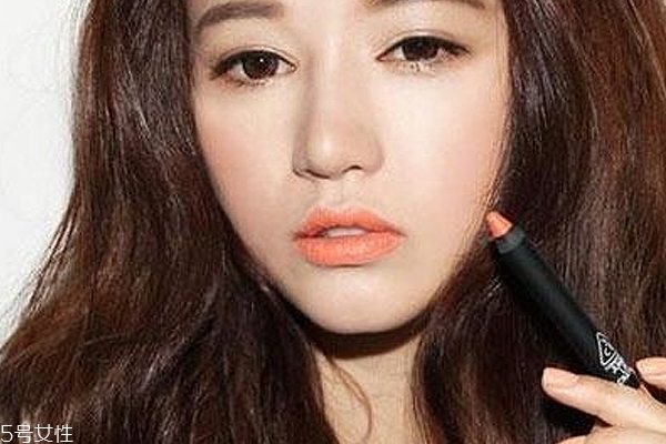 裸色衣服配什么顏色口紅？橙色口紅顯氣色