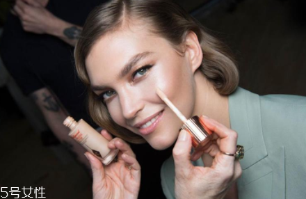 ct新品妝前高光濾鏡液怎么樣？charlotte tilbury粉底好用嗎？