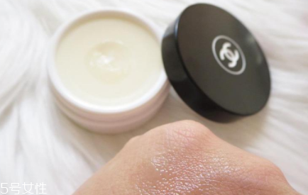 chanel山茶花滋潤唇霜評測 香奈兒山茶花唇霜使用心得 chanel山茶花滋潤唇霜評測 香奈兒山茶花唇霜使用心得