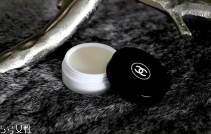 chanel山茶花滋潤唇霜評測 香奈兒山茶花唇霜使用心得 chanel山茶花滋潤唇霜評測 香奈兒山茶花唇霜使用心得