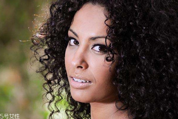 皮膚黑用什么眉筆？眉筆顏色不要太淺太紅