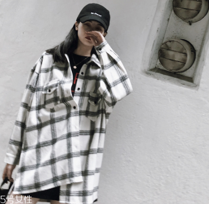 襯衫里面要穿衣服嗎？要看襯衫的面料顏色