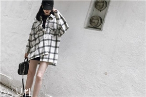 襯衫里面要穿衣服嗎？要看襯衫的面料顏色