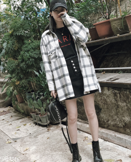 襯衫里面可以穿t恤嗎？淺色t恤可以穿