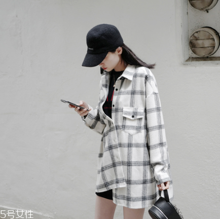 襯衫里面可以穿t恤嗎？淺色t恤可以穿