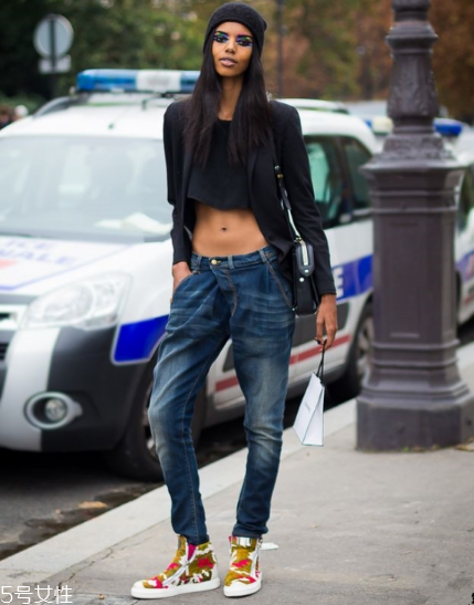 露臍上衣配什么褲子？春夏美出新高度