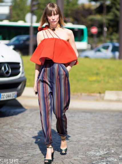 露臍上衣配什么褲子？春夏美出新高度