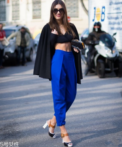 露臍上衣配什么褲子？春夏美出新高度