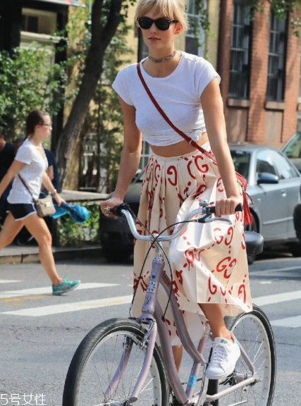 露臍上衣配什么褲子？春夏美出新高度