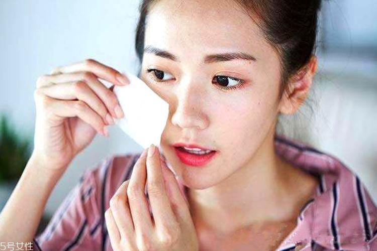 為什么油皮會(huì)變成干皮？三個(gè)油皮護(hù)膚誤區(qū)