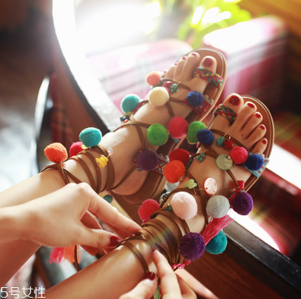 涼鞋發(fā)黃怎么變白？涼鞋發(fā)黃這樣洗