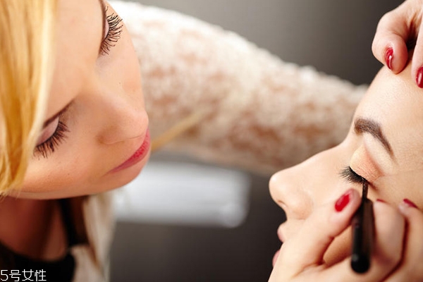 眼線粗點好還是細點好？眼線太粗容易暴露妝感