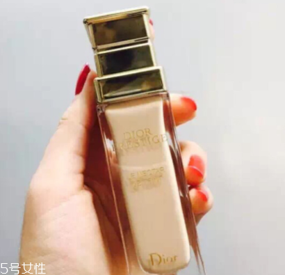 迪奧花蜜粉底液好用嗎？霧面美顏效果