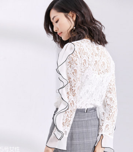 荷葉邊上衣怎么搭配？少女路線必備款
