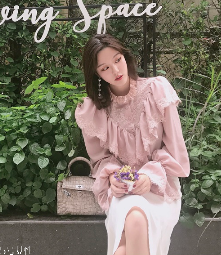 荷葉邊上衣怎么搭配？少女路線必備款