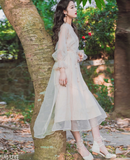 什么款式的裙子不會過時？這三款衣柜必備