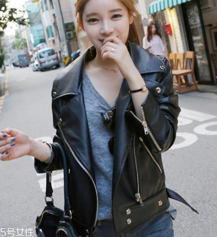 皮衣緊身還是寬松好看？看個人喜好