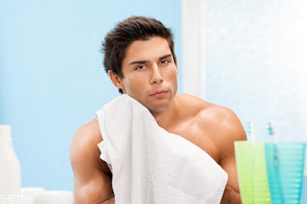 男士控油護(hù)膚品怎么選？用對護(hù)膚品做干凈的懶男人