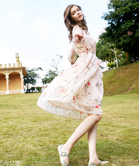 看櫻花穿什么裙子好看？清新美裙最相宜