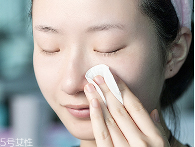 化妝棉怎么去黑頭 化妝棉的使用技巧 化妝棉怎么去黑頭 化妝棉的使用技巧