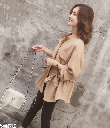 今年流行什么樣的風衣？這幾款少女感十足