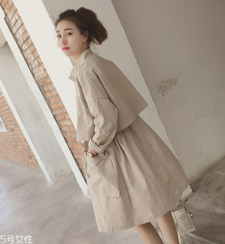 今年流行什么樣的風衣？這幾款少女感十足