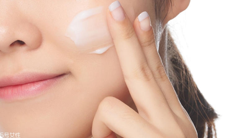 春季爆痘爛臉怎么回事？這幾點修復(fù)技巧拿去