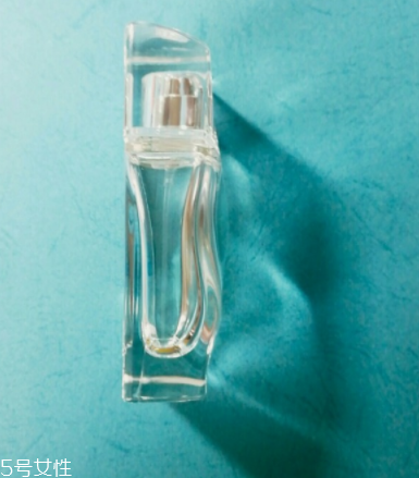 水生調(diào)聞起來像什么？讓人想起大海的香水