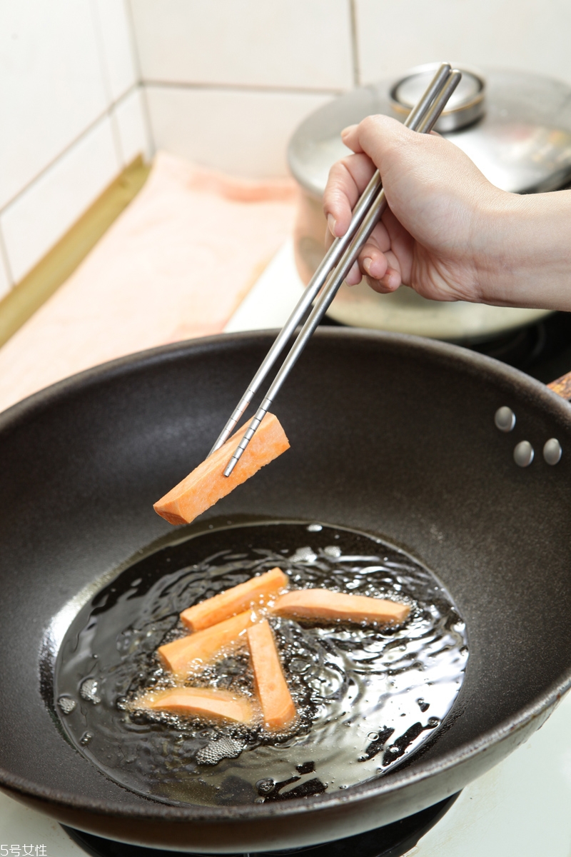 炸完東西的油應(yīng)該怎么處理才干凈 炸完東西的油應(yīng)該怎么處理才干凈