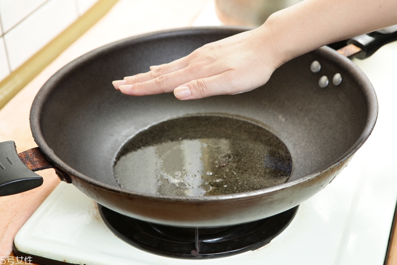 炸完東西的油應(yīng)該怎么處理才干凈 炸完東西的油應(yīng)該怎么處理才干凈