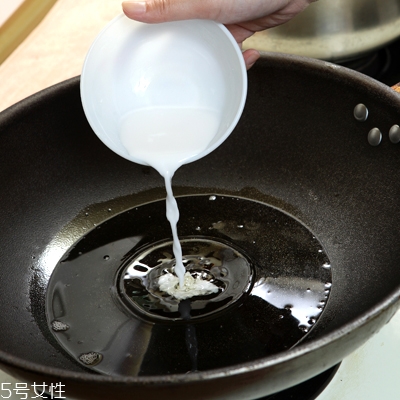 炸完東西的油應(yīng)該怎么處理才干凈 炸完東西的油應(yīng)該怎么處理才干凈