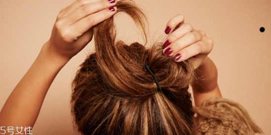 半丸子頭適合長發(fā)嗎 披肩發(fā)丸子頭扎法圖解 半丸子頭適合長發(fā)嗎 披肩發(fā)丸子頭扎法圖解