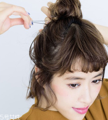 短發(fā)扎成丸子頭的方法 2018最新丸子頭扎法 短發(fā)扎成丸子頭的方法 2018最新丸子頭扎法
