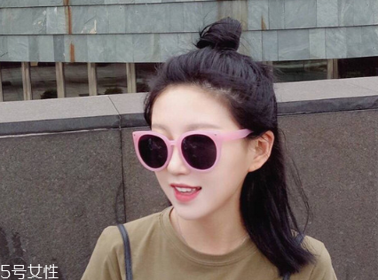 短發(fā)扎成丸子頭的方法 2018最新丸子頭扎法 短發(fā)扎成丸子頭的方法 2018最新丸子頭扎法