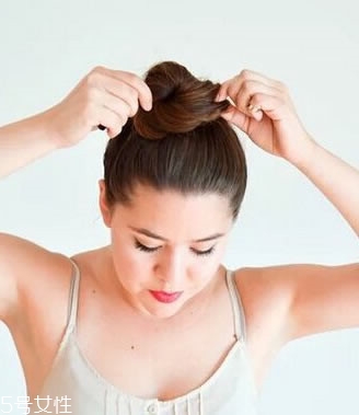 半丸子頭適合長發(fā)嗎 披肩發(fā)丸子頭扎法圖解 半丸子頭適合長發(fā)嗎 披肩發(fā)丸子頭扎法圖解