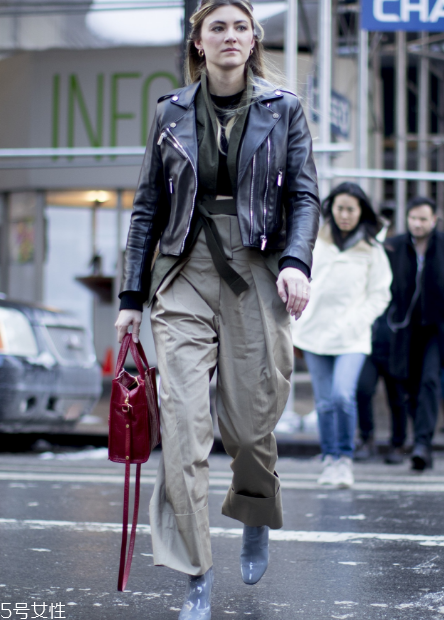 工裝褲怎么搭配好看？比牛仔褲時髦多了