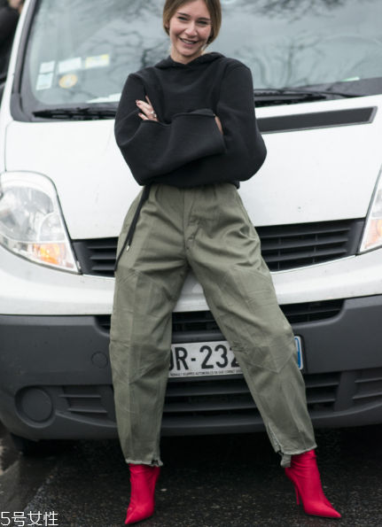 工裝褲怎么搭配好看？比牛仔褲時髦多了