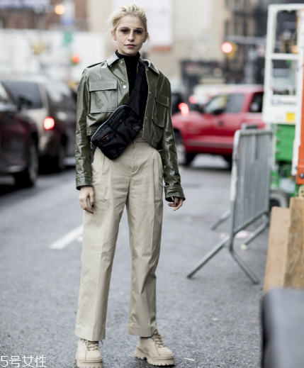 工裝褲怎么搭配好看？比牛仔褲時髦多了