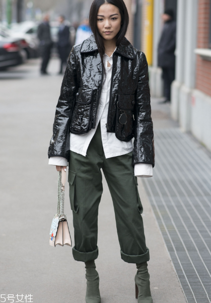 工裝褲怎么搭配好看？比牛仔褲時髦多了